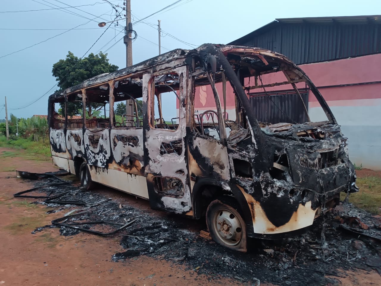 Ônibus escolar é incendiado durante a madrugada em São João do Araguaia