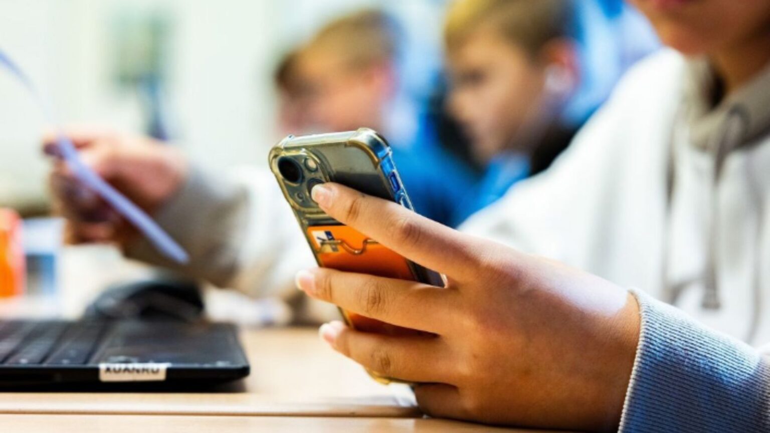 Proibição de celular melhora aprendizado no 1º mês, diz secretário