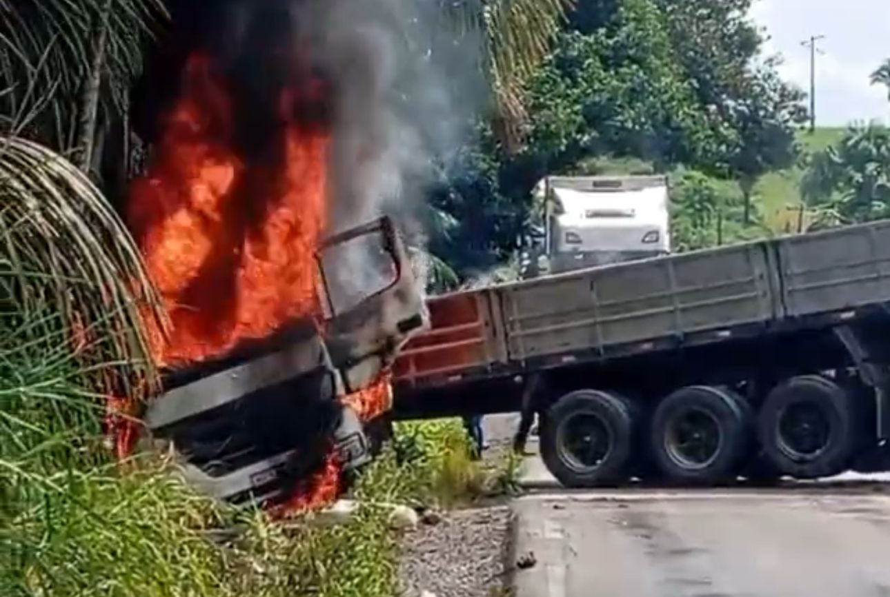 VÍDEO: Carreta pega fogo após acidente na BR-222, no sudeste do Pará