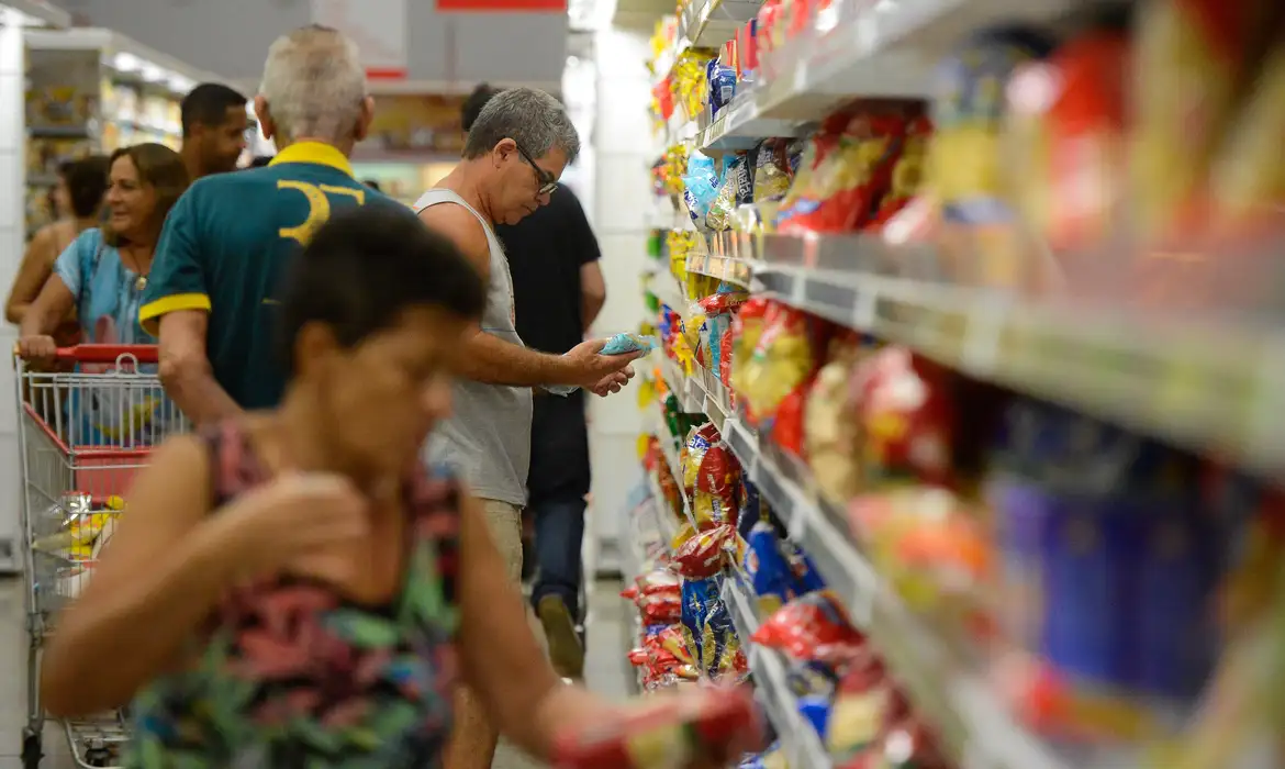 Paraense gasta metade do salário com cesta básica, aponta Dieese