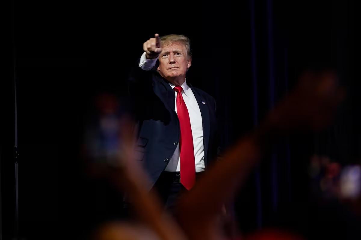 Rejeição a Trump supera aprovação pela 1ª vez na média das pesquisas