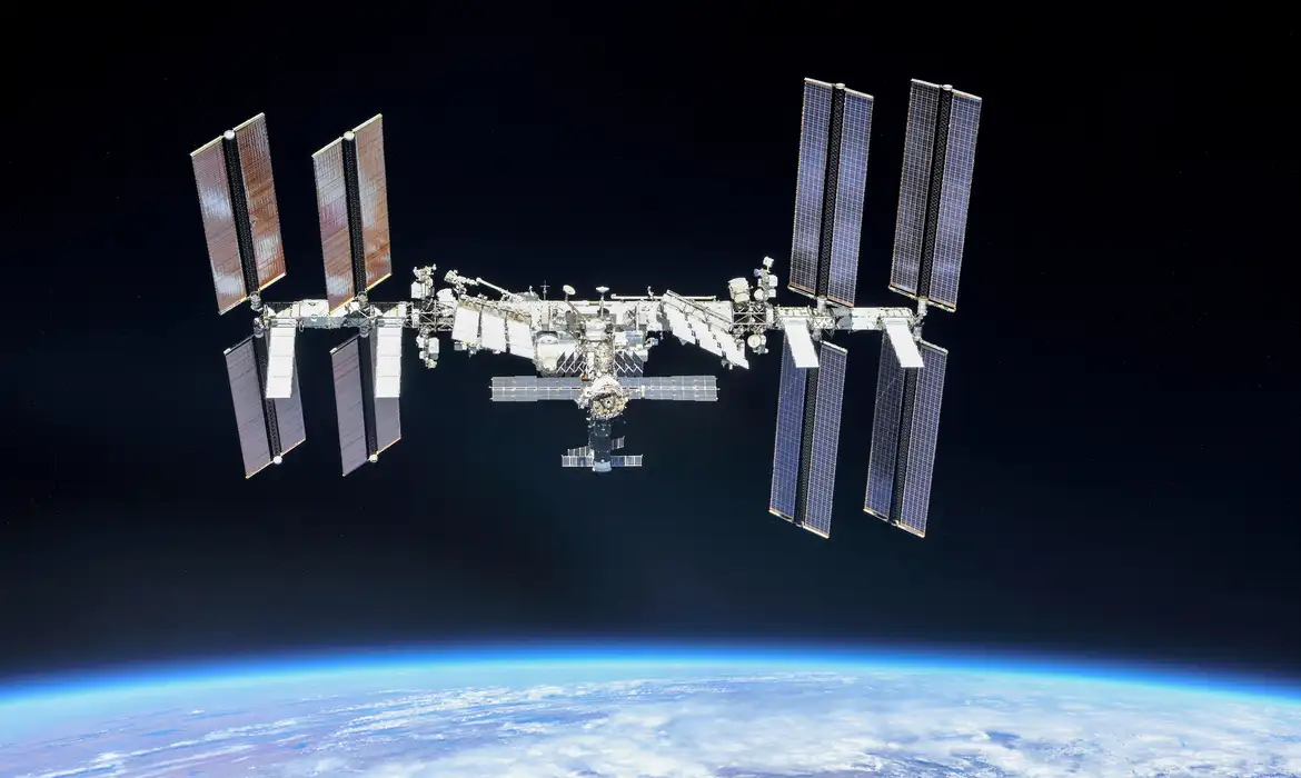 Astronautas presos no espaço recebem equipe de resgate na Estação Espacial Internacional