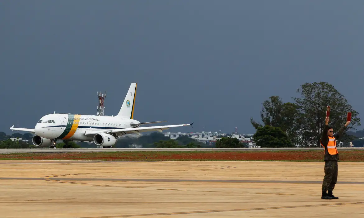Avião de Lula arremete ao tentar pousar no interior de SP
