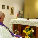 Papa precisa reaprender a falar após terapia com oxigênio, diz cardeal