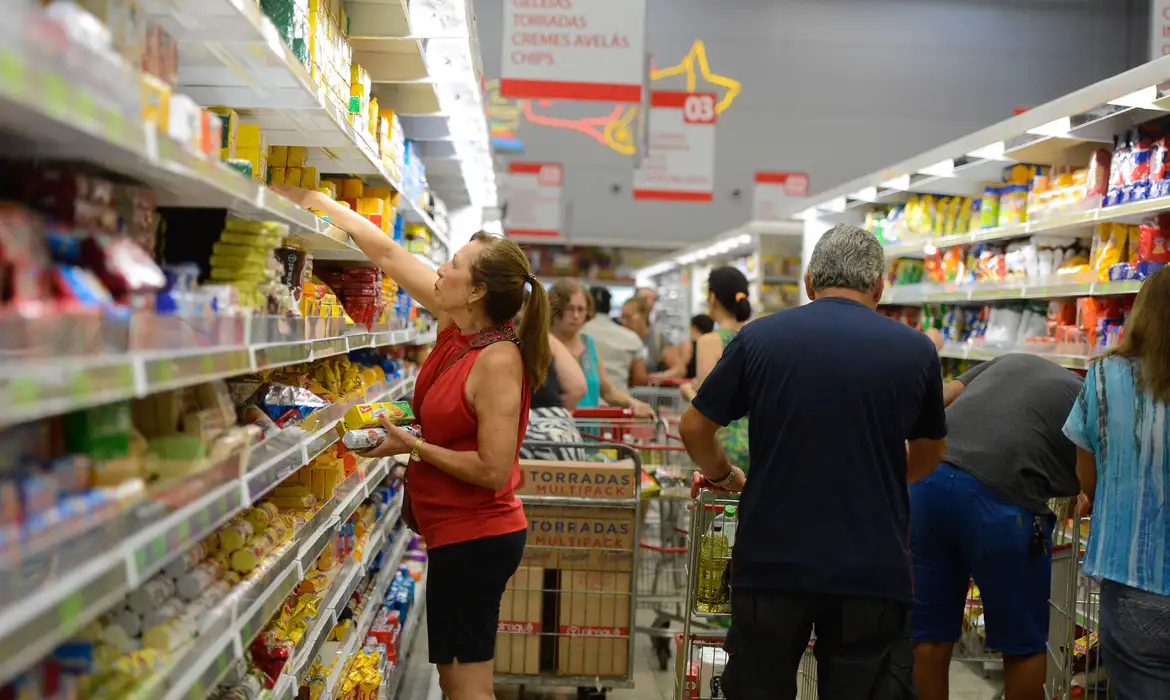 Mercado reduz previsão para expansão da economia em 2025