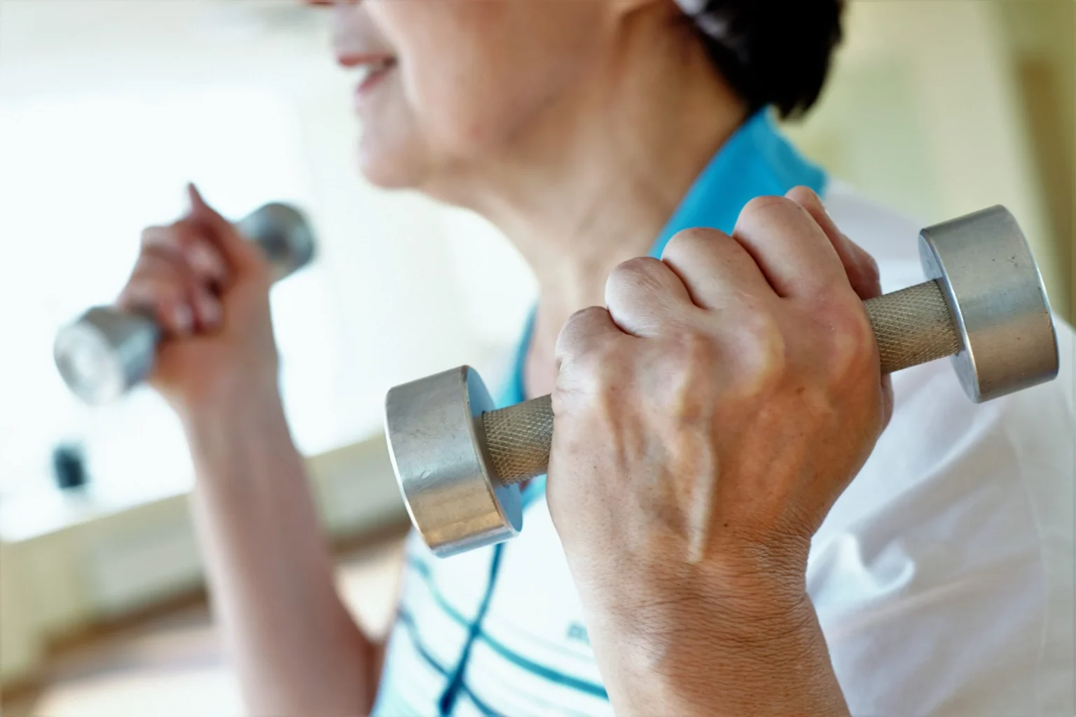 Musculação na terceira idade: Um escudo contra a demência