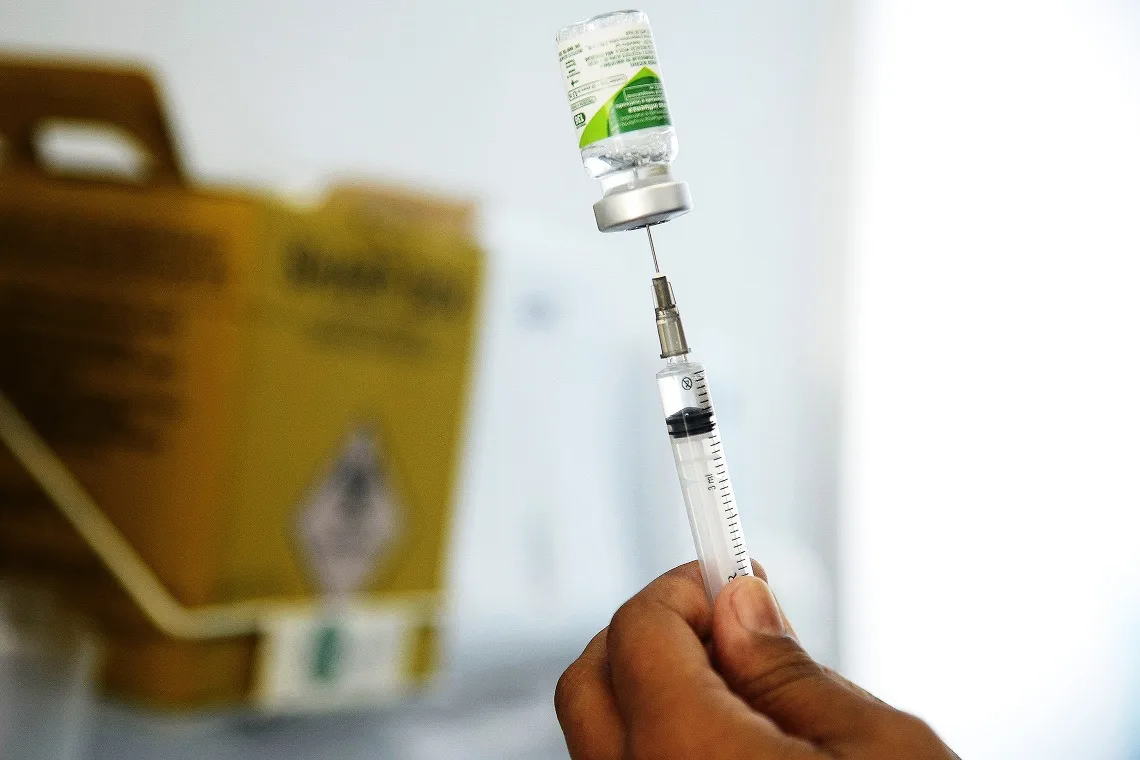 Vacina contra Covid reduz risco cardiovascular em pacientes com câncer