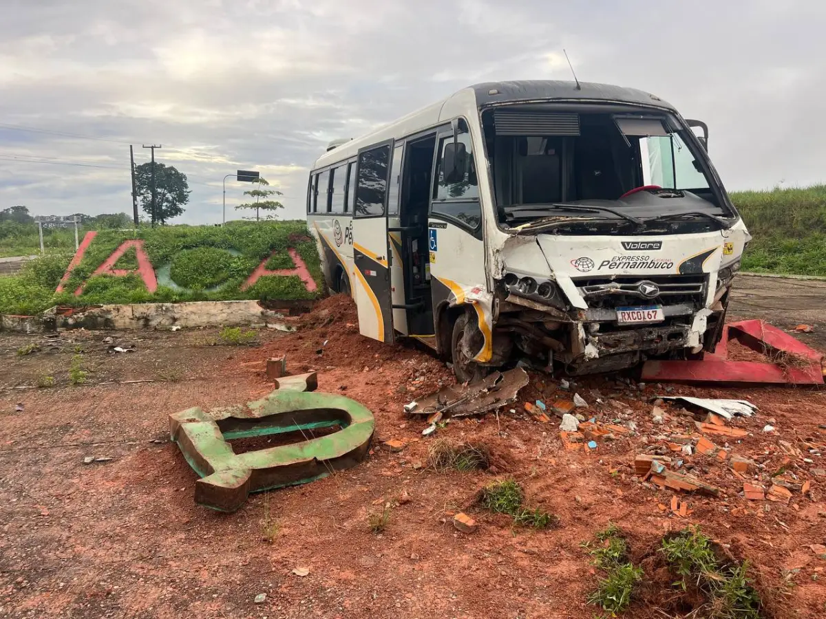 Micro-ônibus da Prefeitura de Tailândia sofre acidente no Pará
