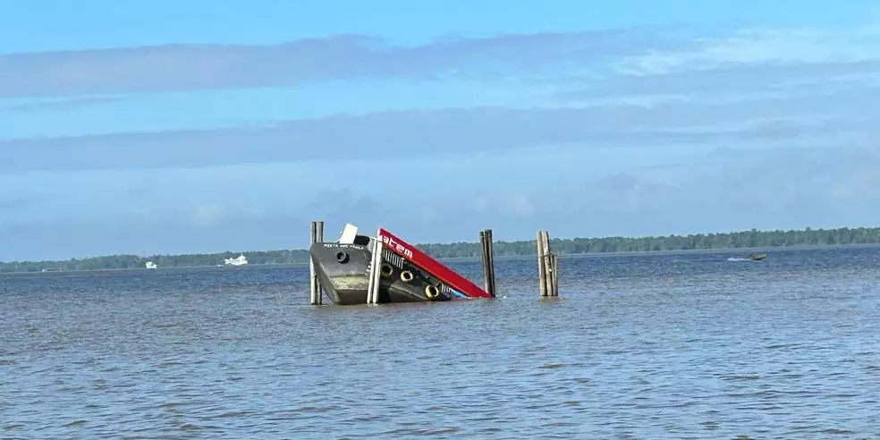 Parte de posto afunda no rio Guamá, no Pará