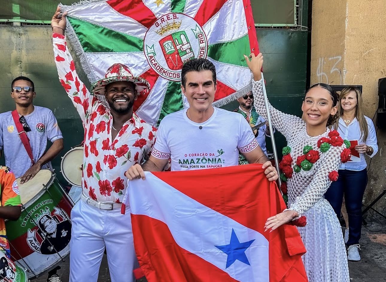 Governador Helder Barbalho visita escola de samba que vai homenagear o Pará