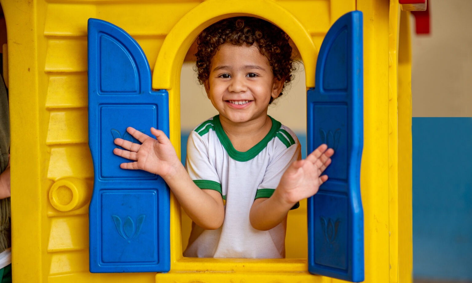 Gestão atual de Parauapebas distribui uniformes escolares descartados pela administração anterior