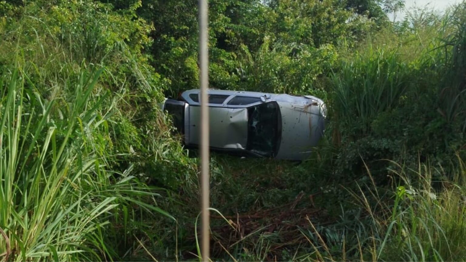 Carro é encontrado capotado às margens da BR-222, em Marabá
