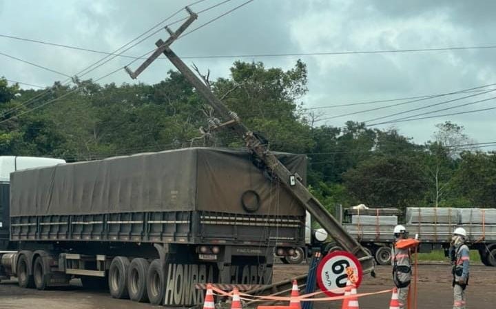 Carreta colide contra poste e deixa moradores sem energia em Marabá