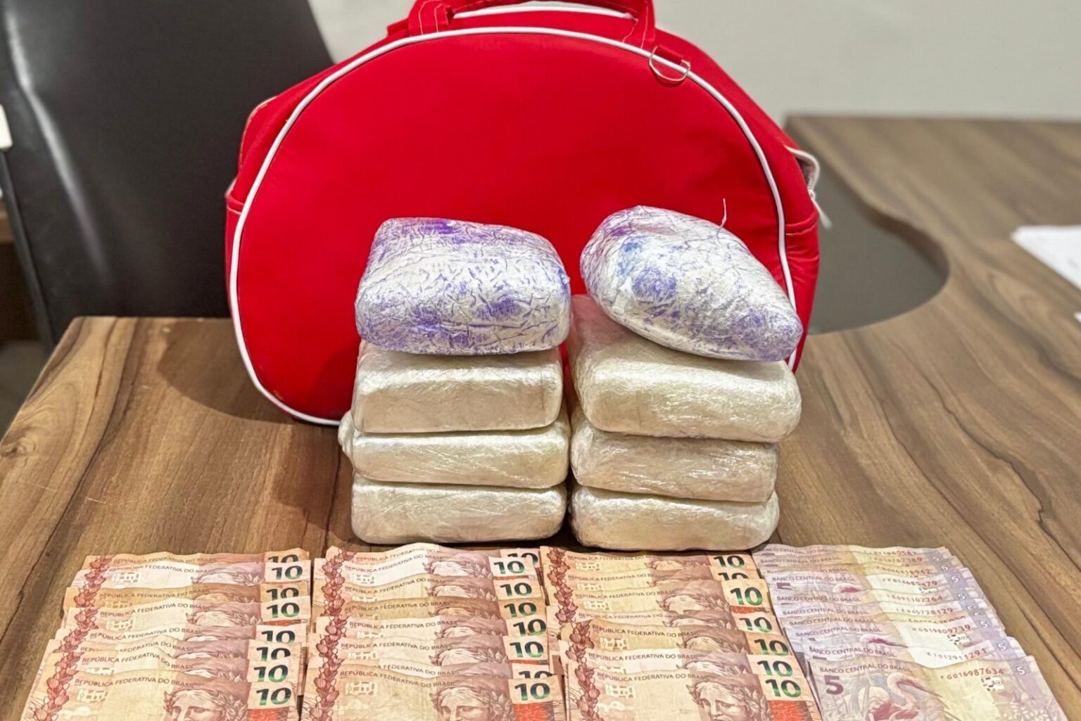 PM flagra casal com porções de cocaína dentro de carro em Parauapebas