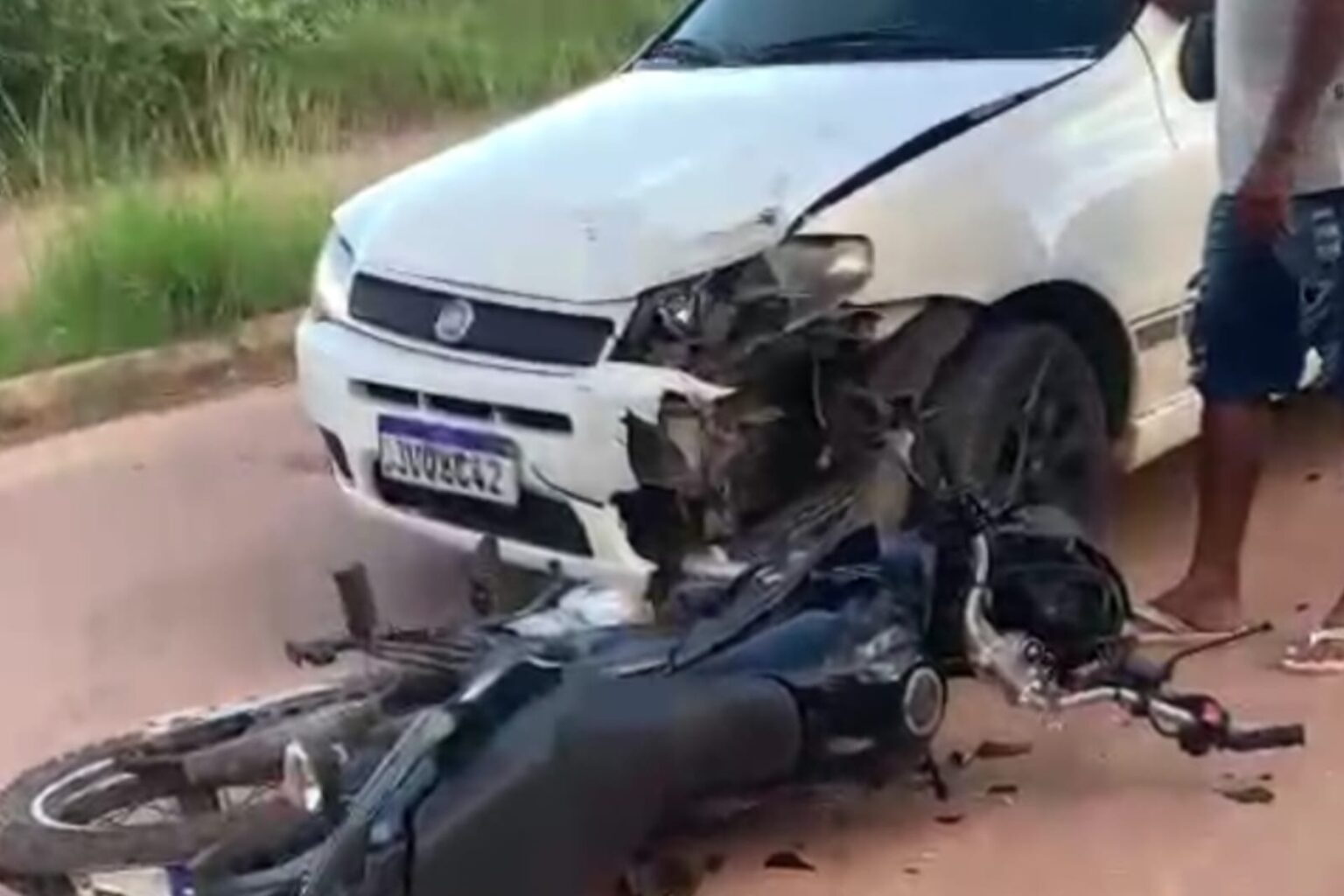 Motociclista fica ferido após colidir contra carro em Marabá