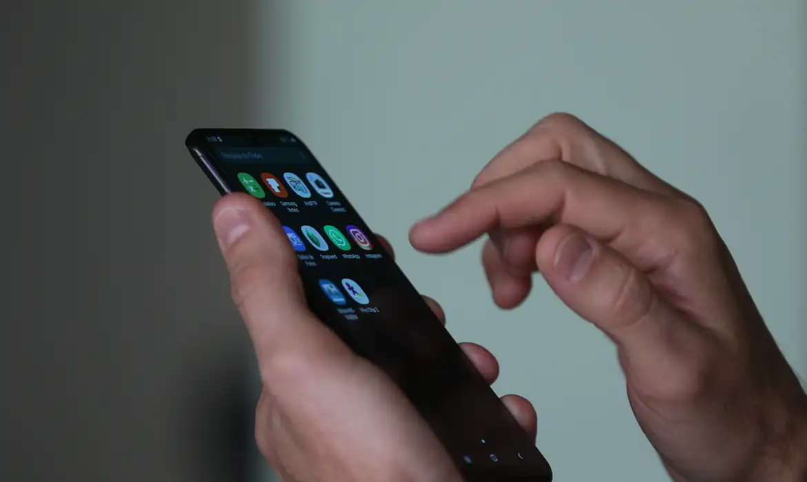 Projeto de lei propõe pena maior para receptação de celulares roubados