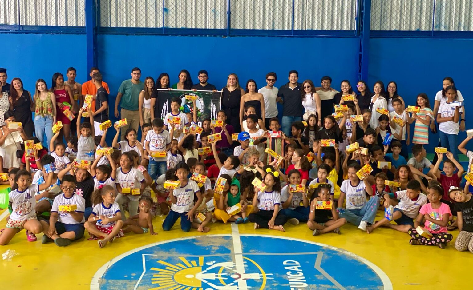 Atlética de direito distribui mais de 600 caixas de chocolate para crianças em Marabá