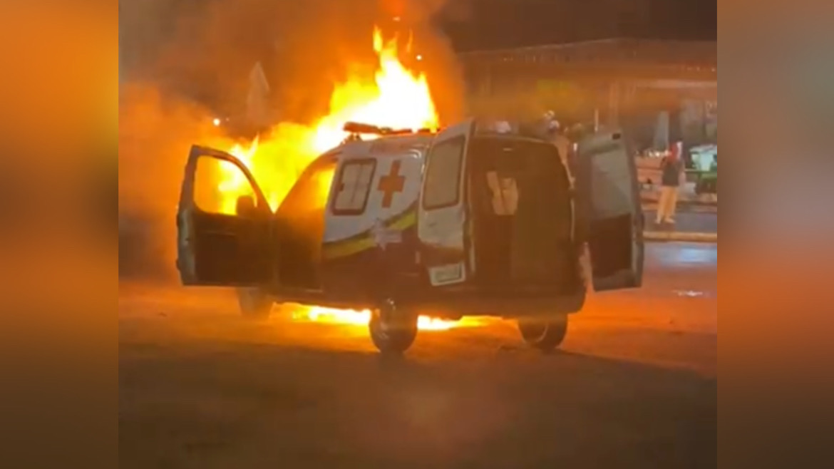 Ambulância municipal pega fogo durante festa em Nova Ipixuna