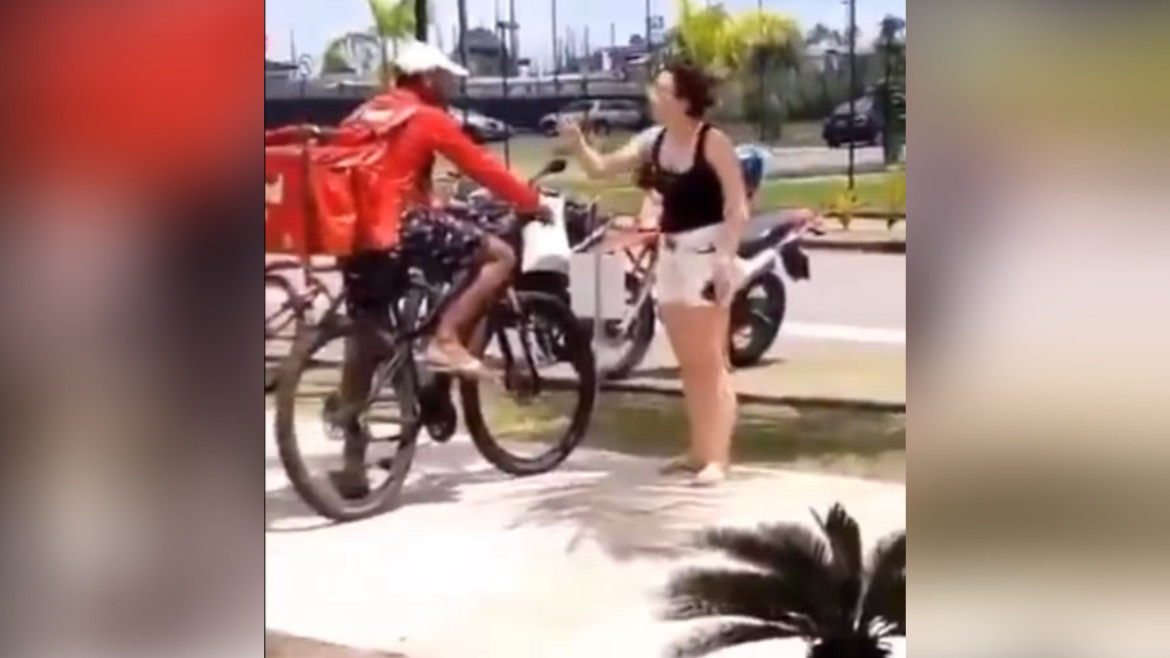 Entregador é xingado por delegada após se recusar a subir em condomínio de Belém