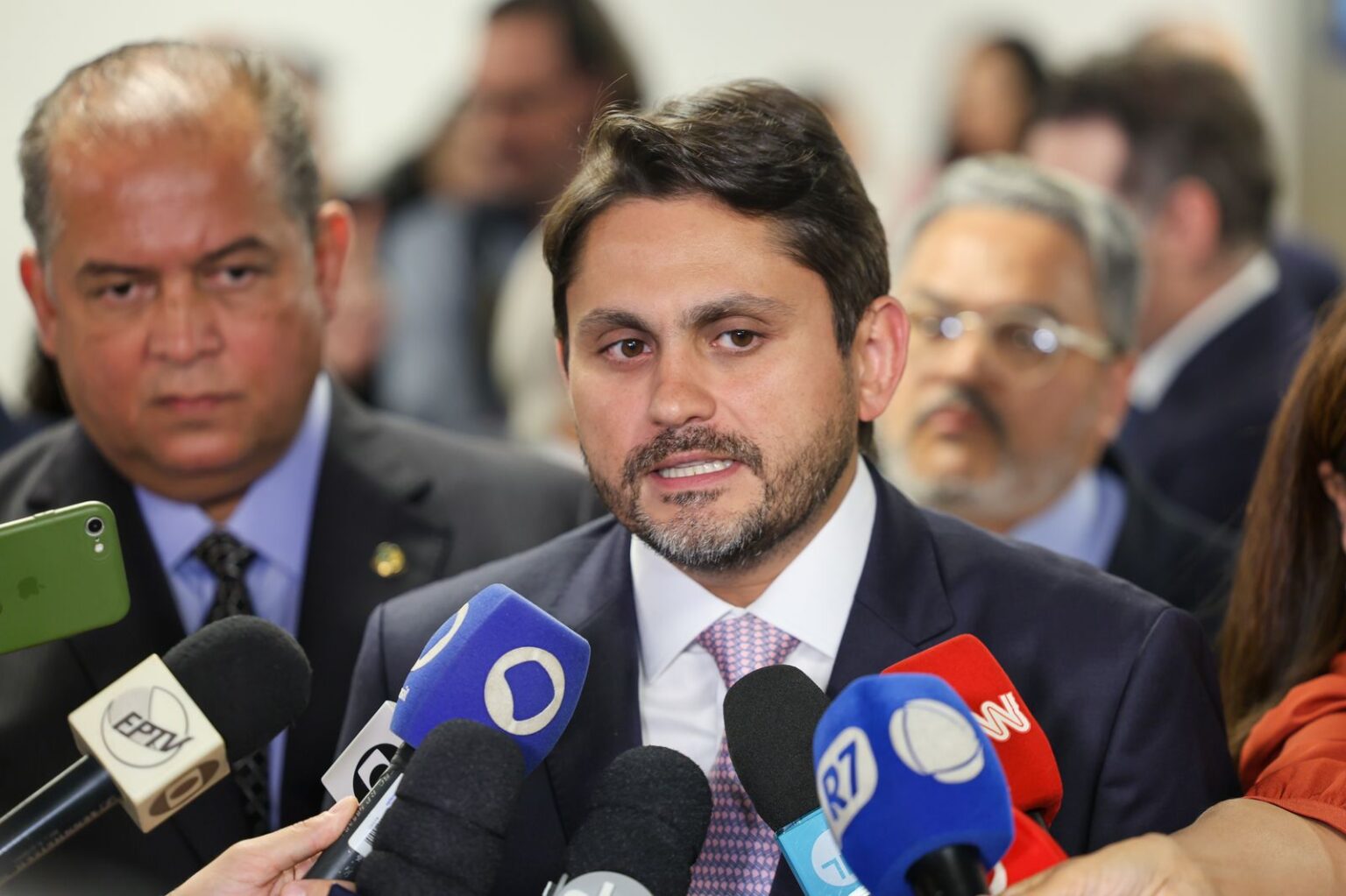 Juscelino Filho deixa o Ministério das Comunicações após denúncia de corrupção