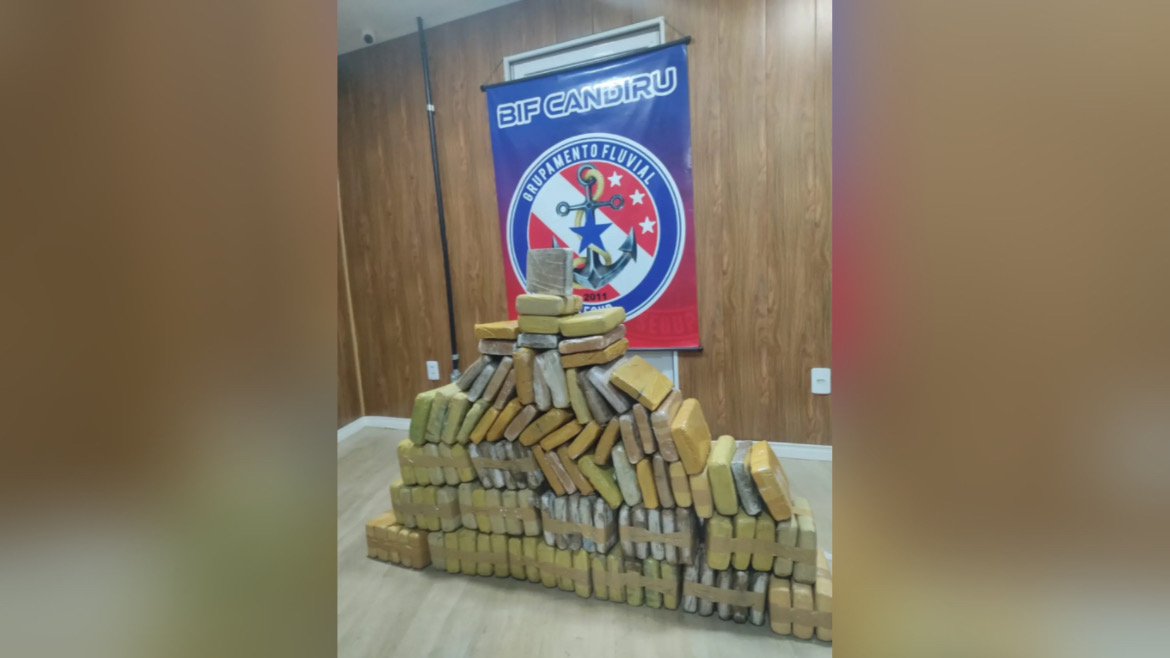 Base Candiru apreende 117 kg de skunk em balsa que seguia para Santarém