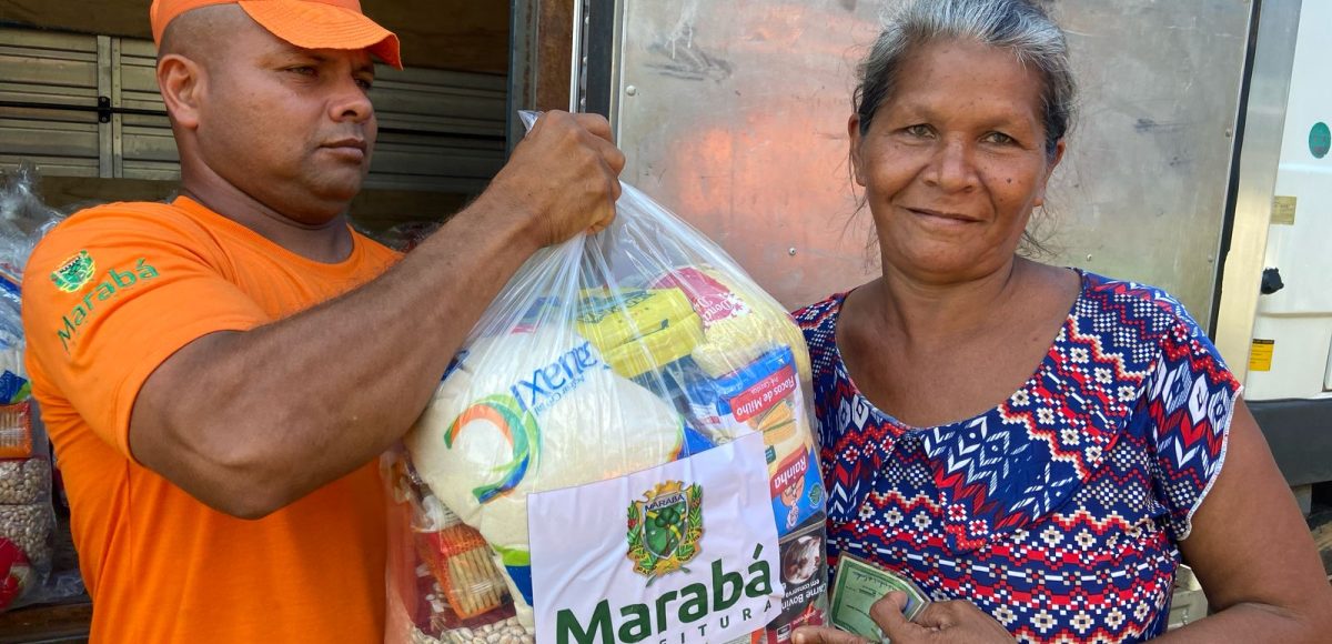 Famílias atingidas pela enchente recebem cestas básicas em abrigos