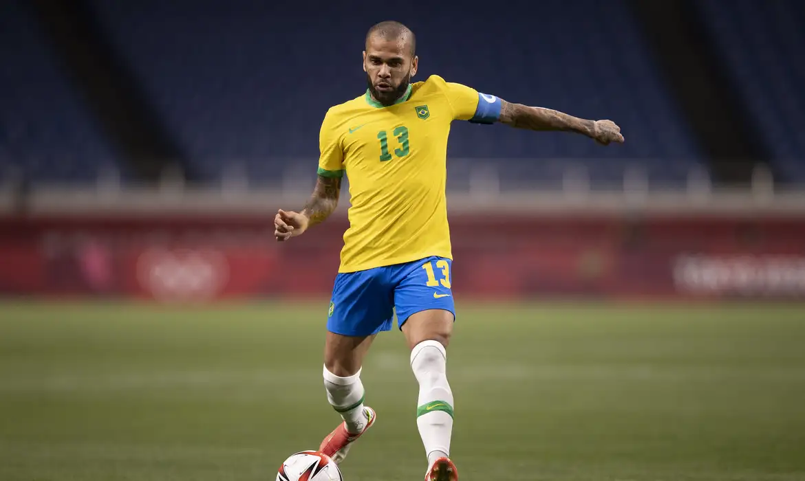 Daniel Alves recupera passaporte e está livre para deixar Espanha