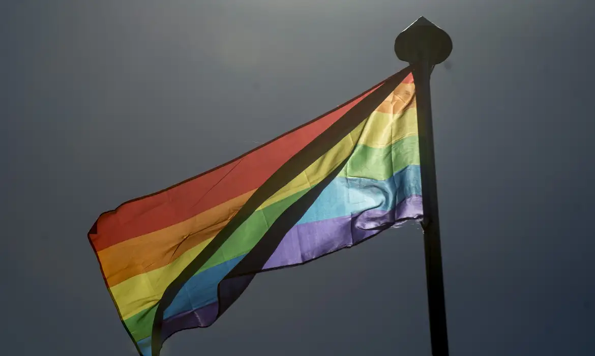 Fórum lança manifesto para ampliar inclusão de jovens LGBT+ no mercado de trabalho