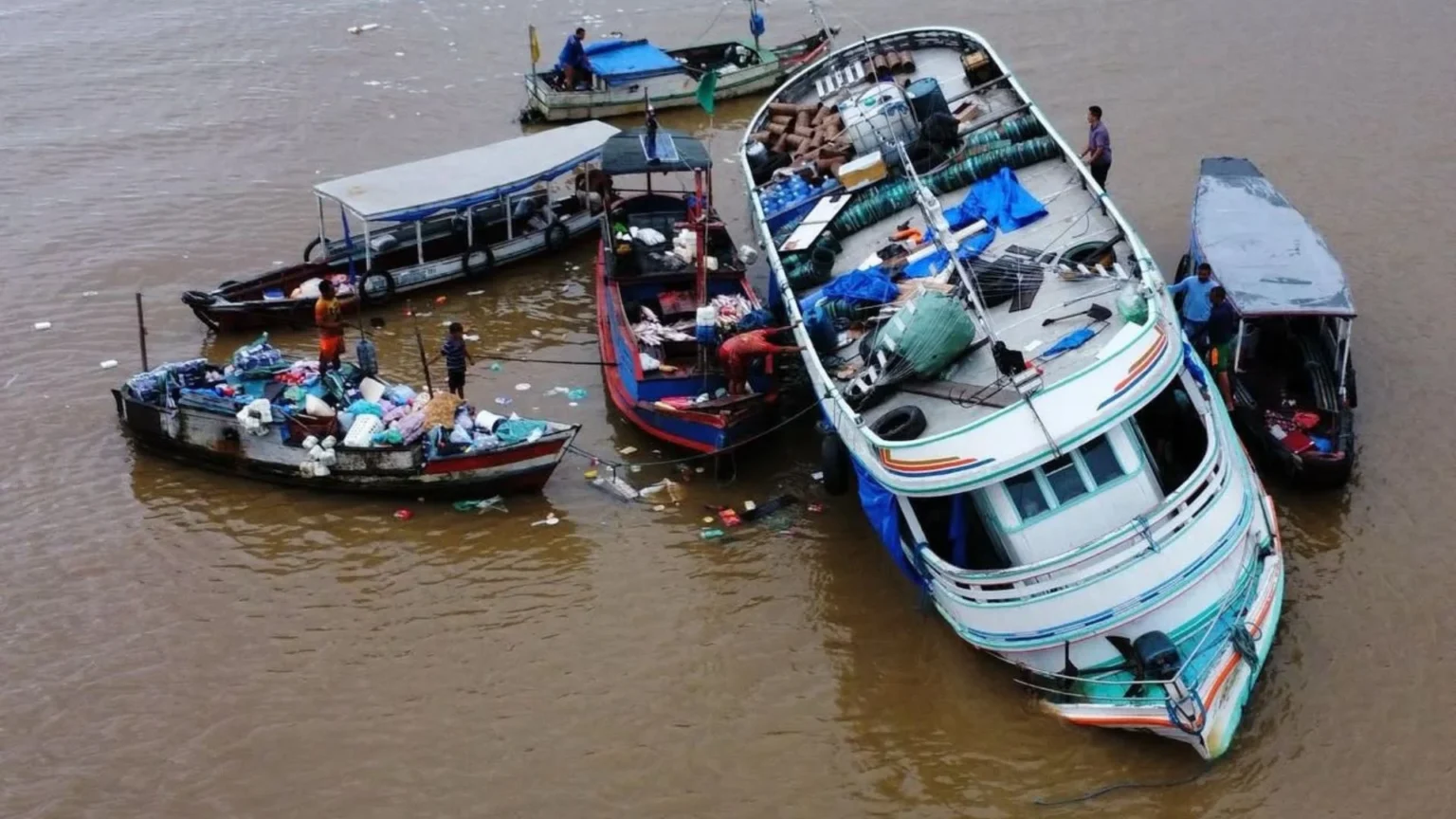 Embarcação com 60 passageiros naufraga no Rio Paracauary, no Marajó