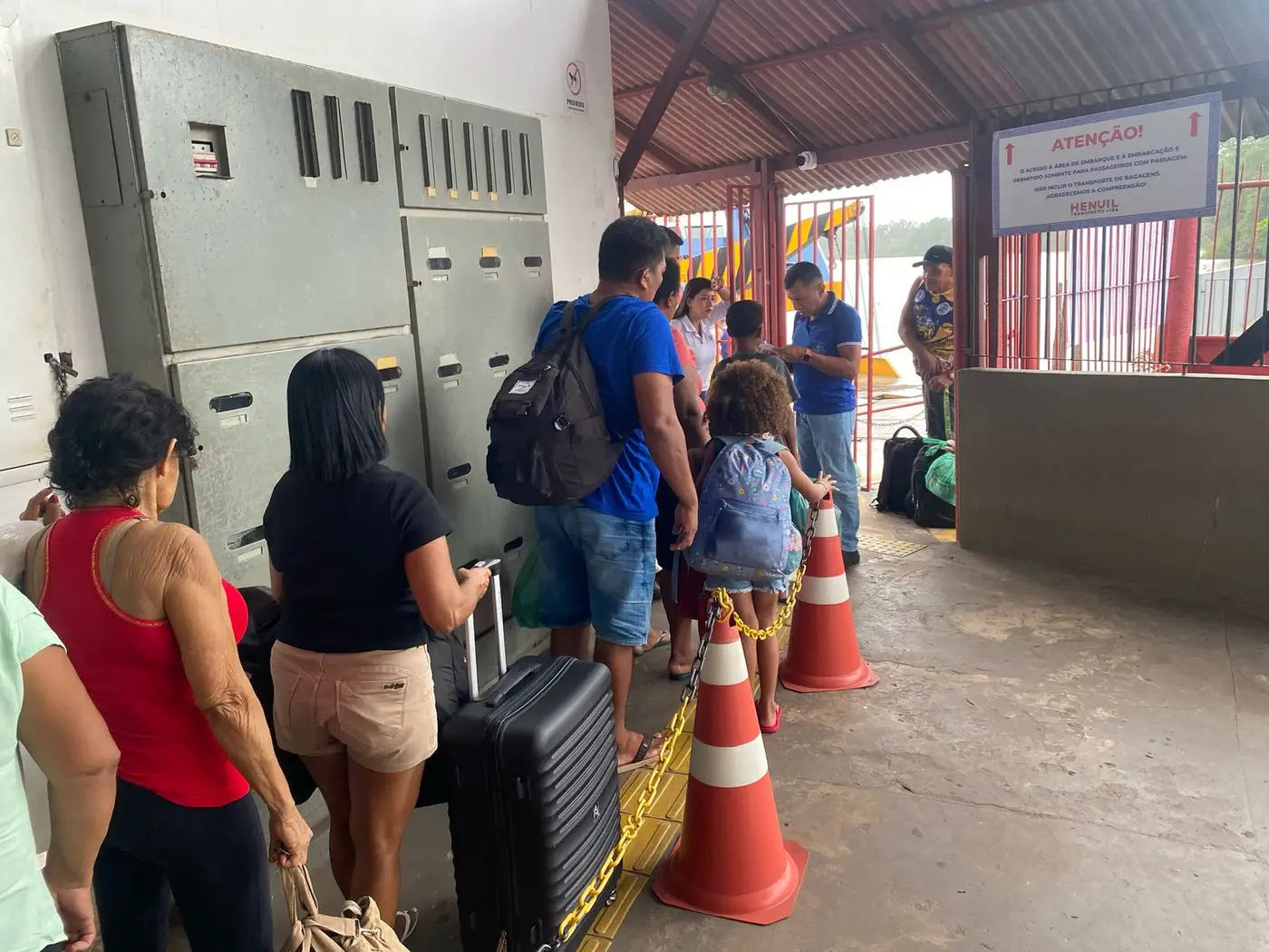 Passageiros vítimas de naufrágio recebem ajuda humanitária no Marajó