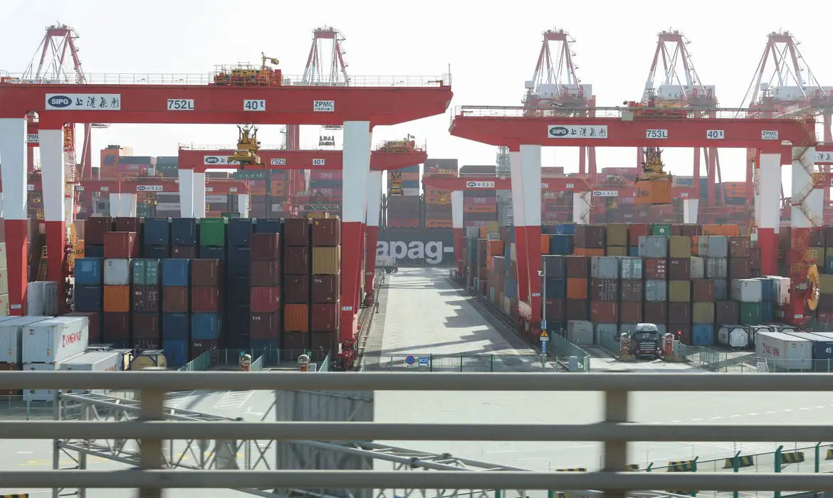 EUA vão taxar produtos da China em 104% a partir desta quarta