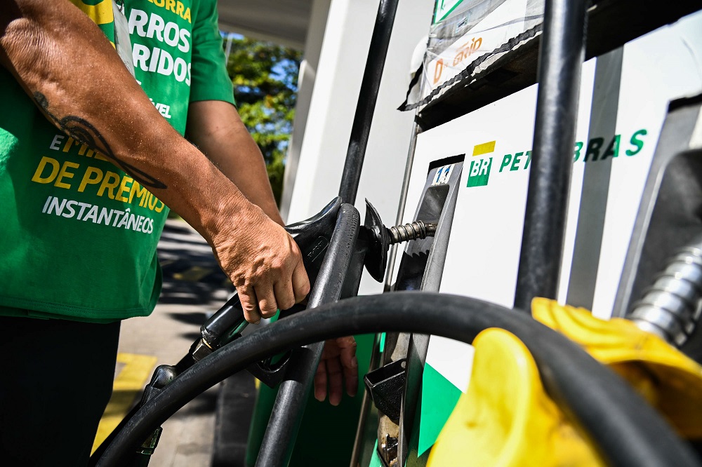 Petrobras reduz o preço do diesel para as distribuidoras em R$ 0,12