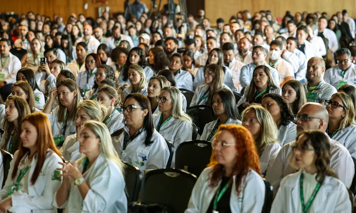 Mais Médicos: 407 profissionais começam a atuar em 22 estados