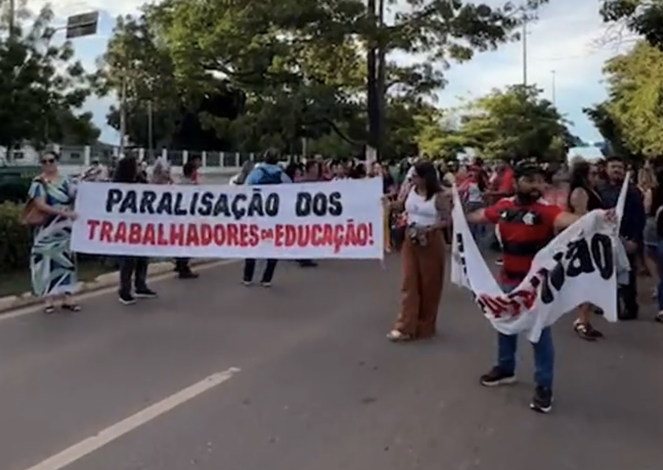 Professores paralisam aulas e fecham ponte em protesto por melhorias salariais em Marabá