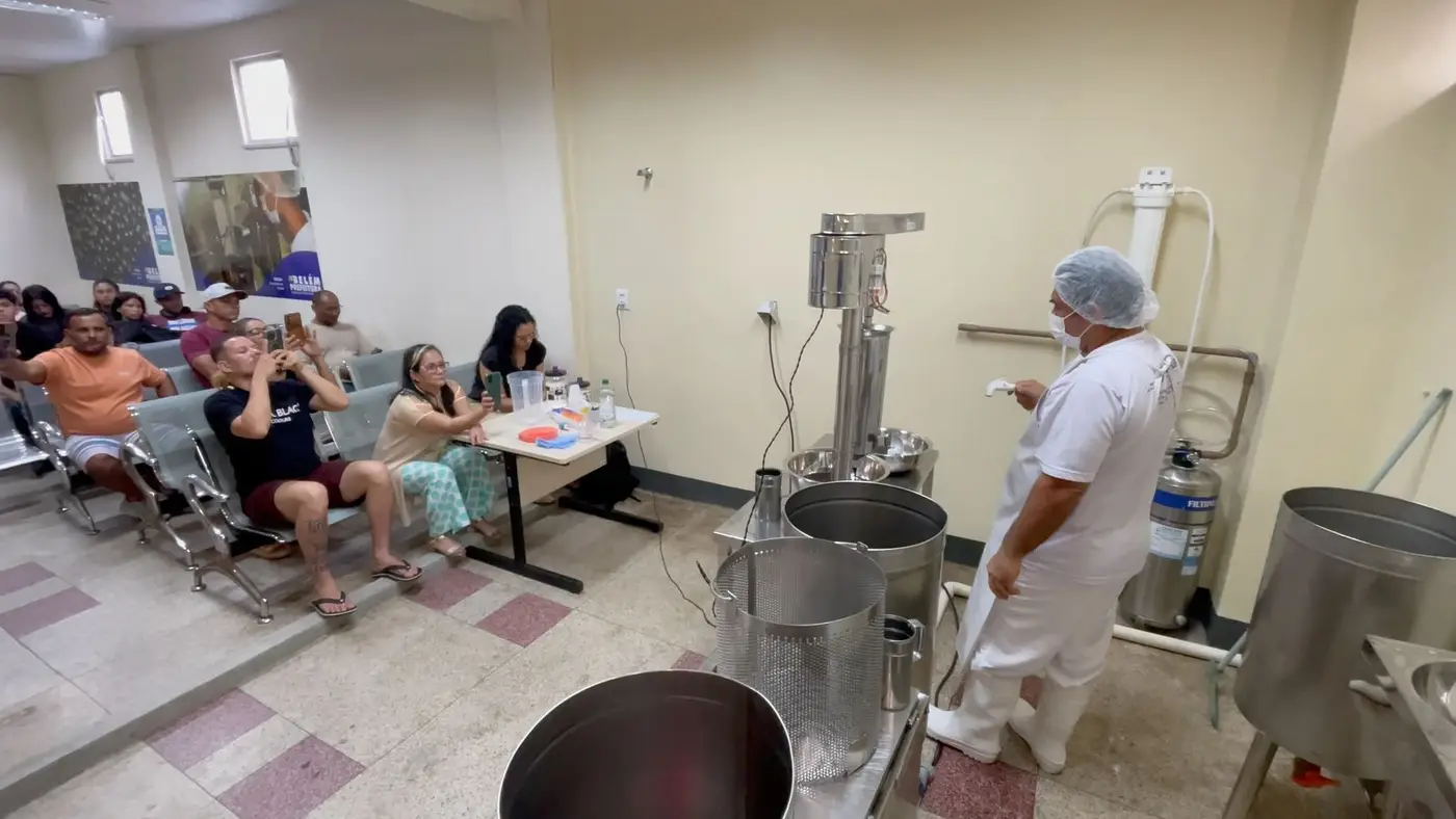 Batedores de açaí recebem capacitação sobre boas práticas de manipulação do fruto