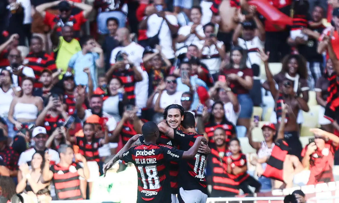 Flamengo atropela Corinthians e assume liderança do Brasileirão 2025