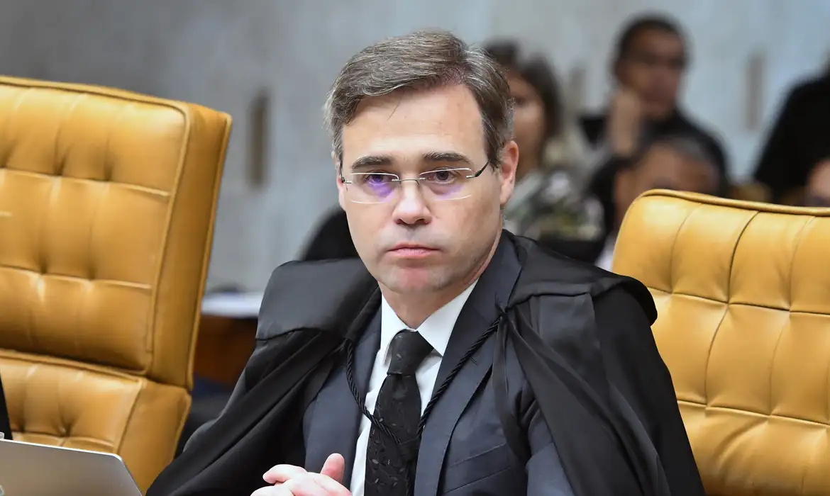 Mendonça diverge em julgamento e vota pela soltura de Collor