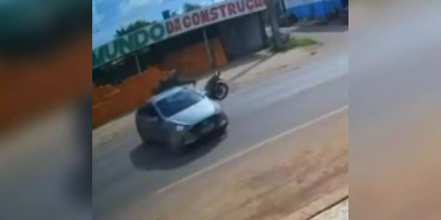Motociclista é arremessado após colidir com carro no Pará