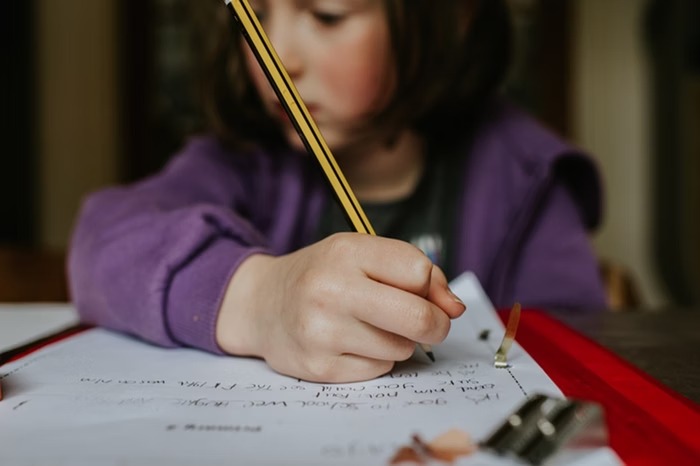 Estudo aponta que escrever à mão ajuda no aprendizado