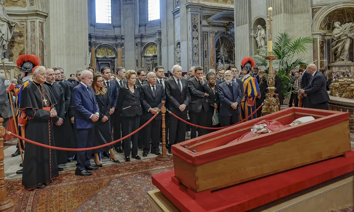 Quais são as regras para roupas no funeral do papa Francisco?
