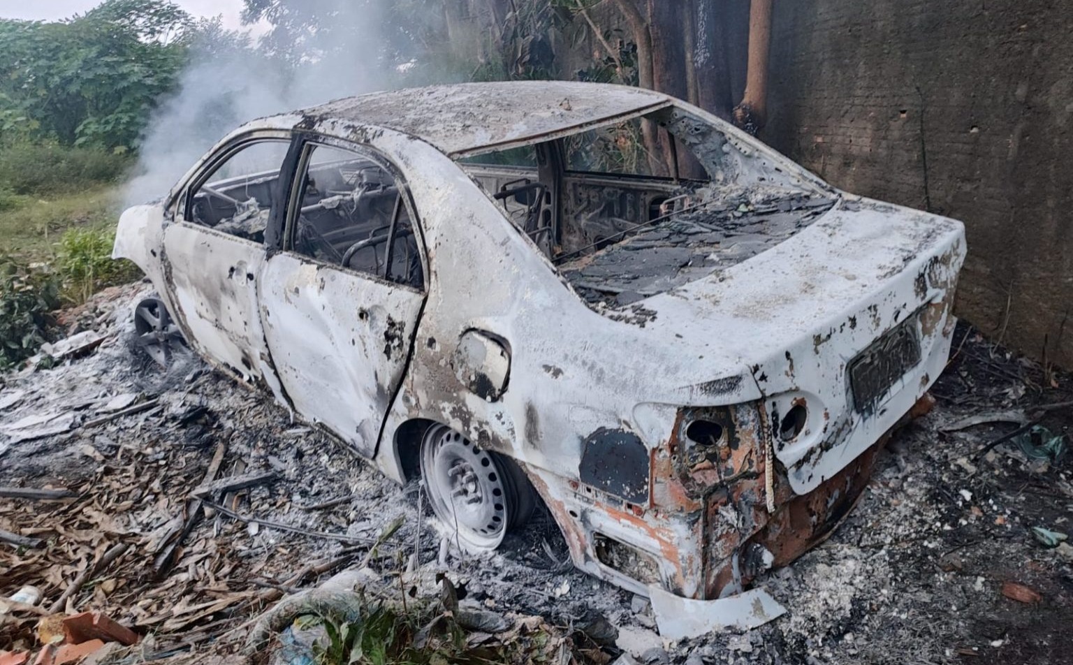 Carro pega fogo após motorista fazer “cavalo de pau” em Parauapebas