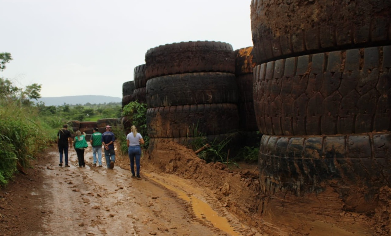 Prefeitura autua empresa por acúmulo de pneus gigantes a céu aberto em Parauapebas