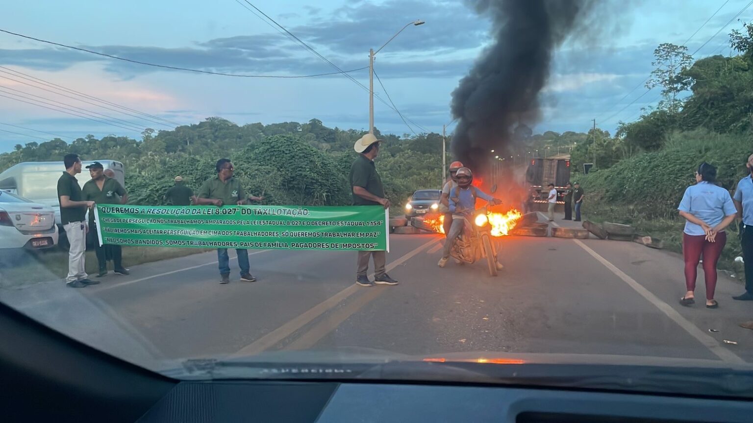 VÍDEO: Taxistas ateiam fogo em pneus e bloqueiam trânsito entre Marabá e Itupiranga