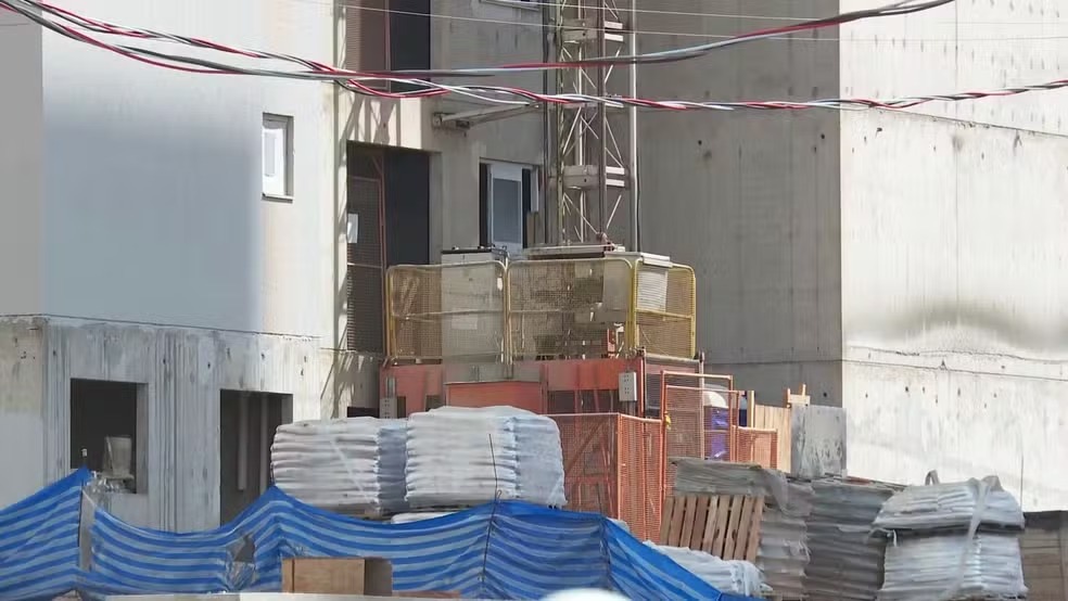 3 operários morrem após elevador despencar do 17º andar em obra de condomínio em SP