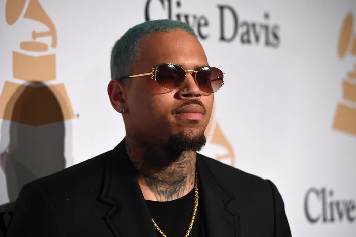 Chris Brown é preso após acusação de agressão com garrafa em balada