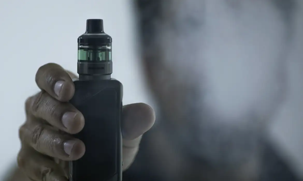 Plataformas devem remover anúncios de cigarros eletrônicos