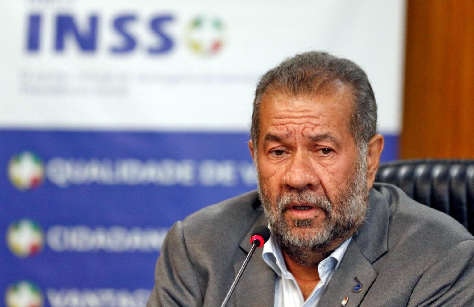 Após escândalo no INSS, Lupi pede demissão do Ministério da Previdência