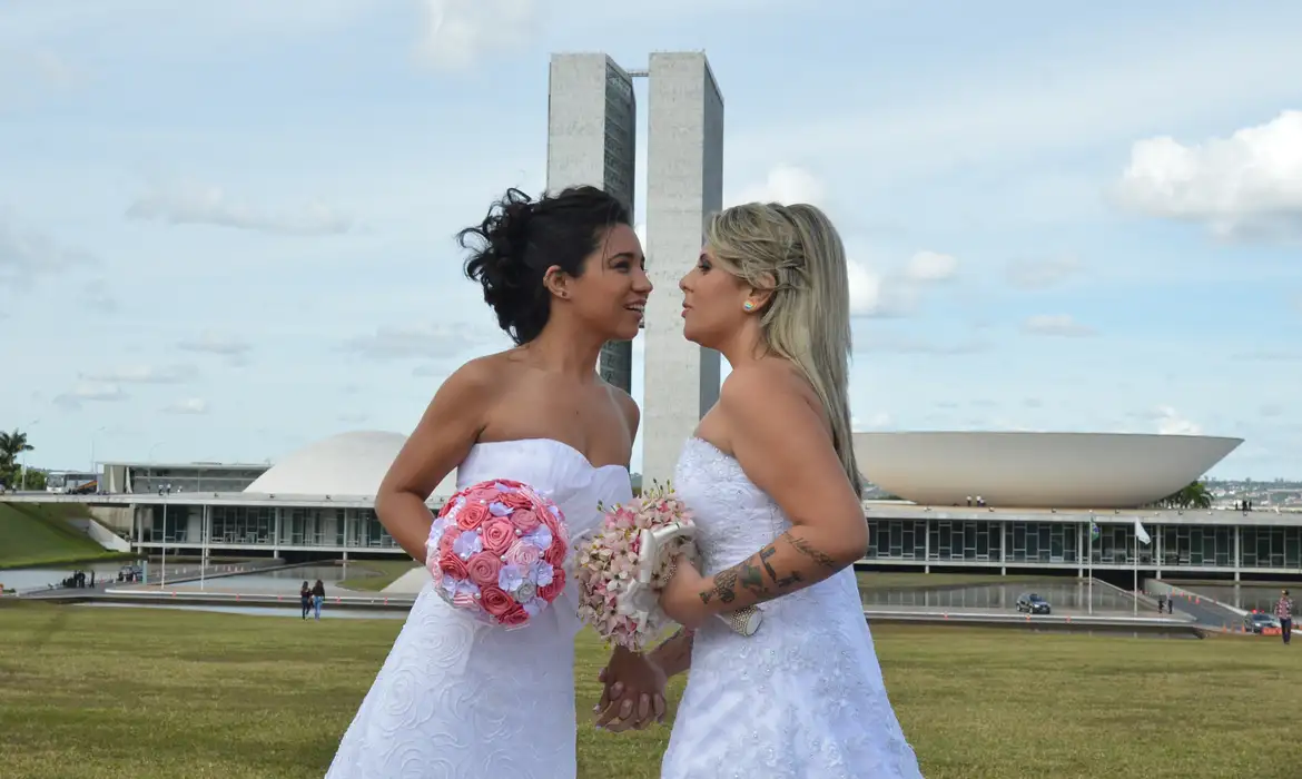 Casamento entre mulheres cresce 5,9% e é recorde em 2023, mostra IBGE