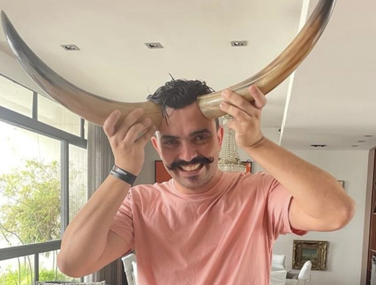 Brasileiro tenta entrar para o Guinness como ‘maior corno do mundo’