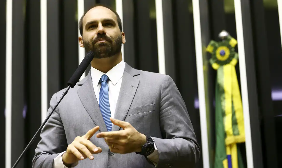Moraes abre inquérito contra Eduardo e manda PF ouvir Jair Bolsonaro